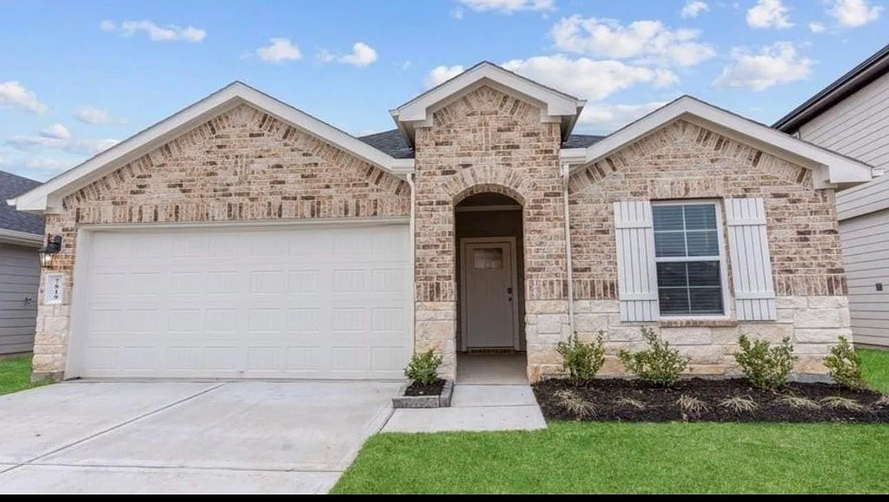 4 bed, 2.5 bath, $2,800 — Photo 1