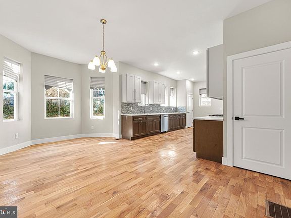 5th image of 5039 Schuyler St