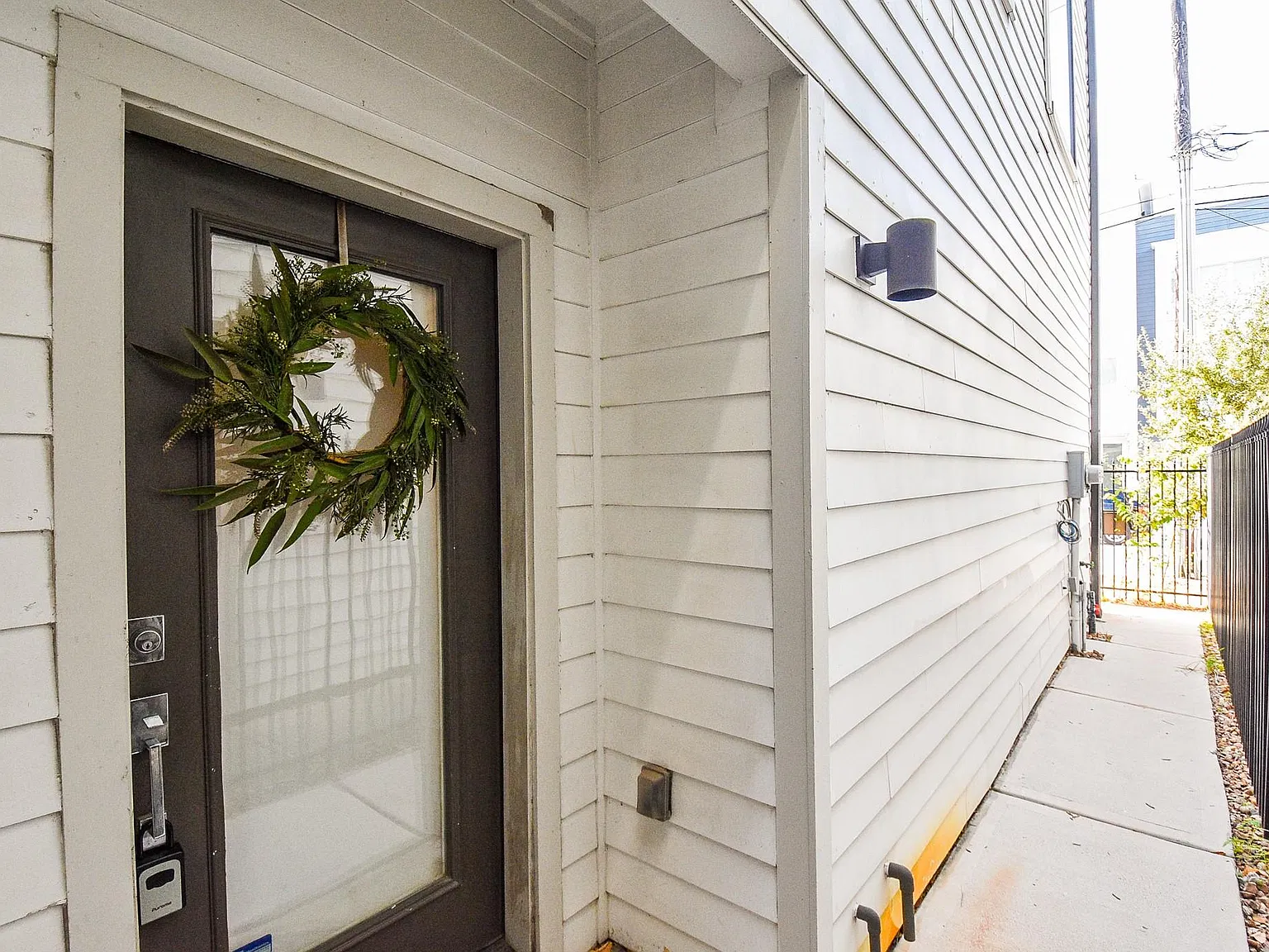 3 bed, 3.5 bath, 2059 sqft, $2,500 — Photo 2