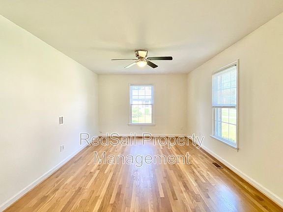 4th image of 592 Crown Point Dr