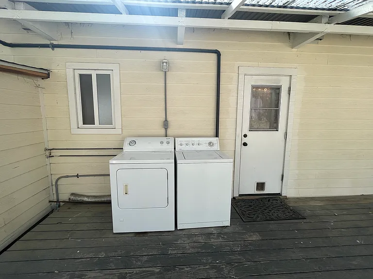 Burton Dr — Photo 23