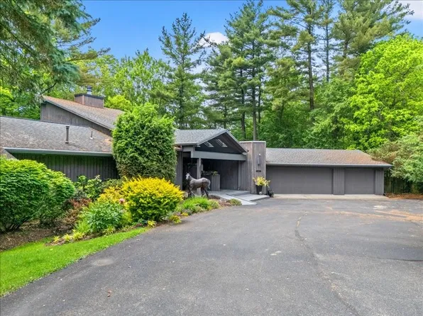 823 Skylane Ter, Endwell, NY 13760