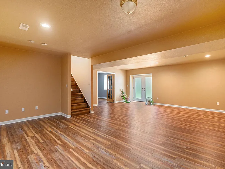 8009 Burrell Rd — Photo 43