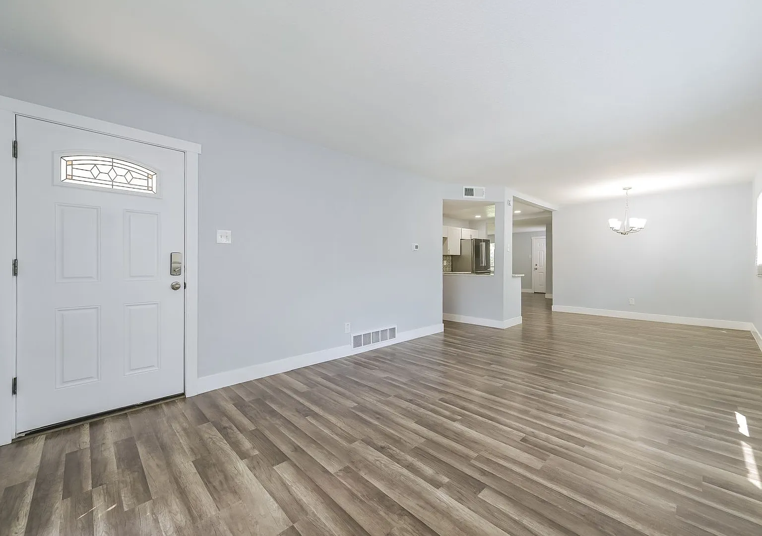 4 Weeks Free Rent & Free 55" Tv If Moved In By 8/31! Beautifully Remodeled 3bd/2ba Home In Centra... — Photo 3