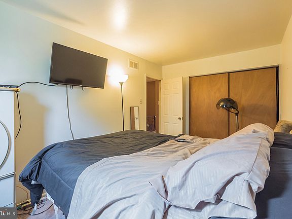 5th image of 8018 Buist Ave
