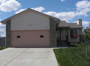 324 E Wessels Cir, Mulvane, KS 67110