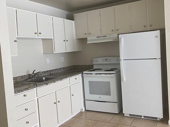 Fridge, Oven, Garbage Disposal and Lots of Drawer Space