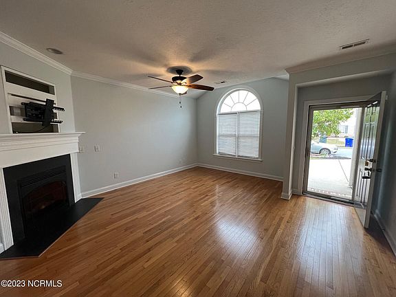 2nd image of 2044 Cambria Dr #B