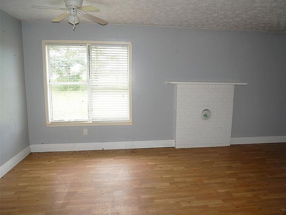 4th image of 1033 County Road 40 W
