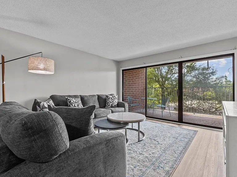 1100 Clarendon St #204 — Photo 10
