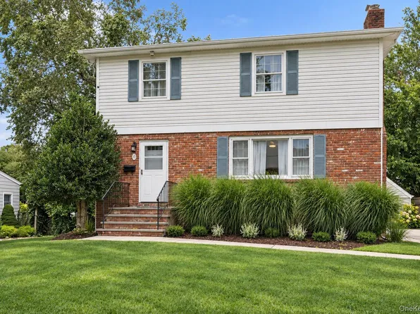 10 Grace Court, Islip, NY 11751