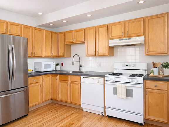 5th image of 367 Cardinal Medeiros Ave #1