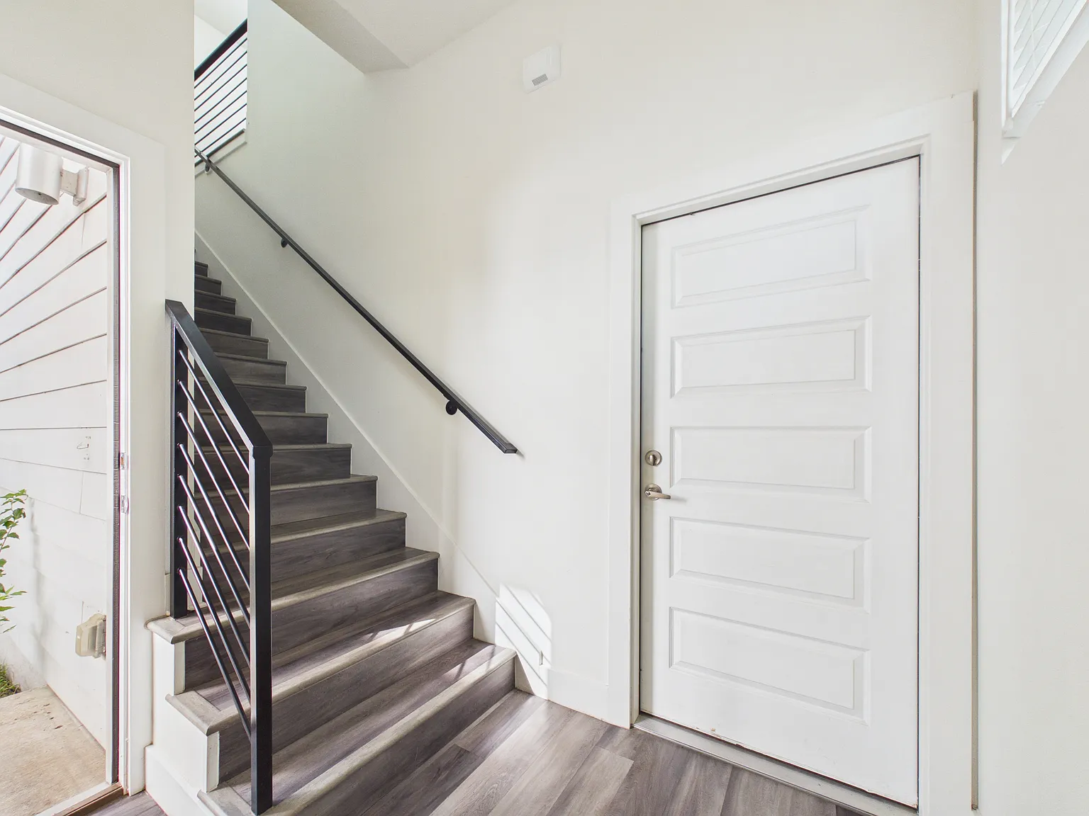 Studio, 676 sqft, $1,200 — Photo 2