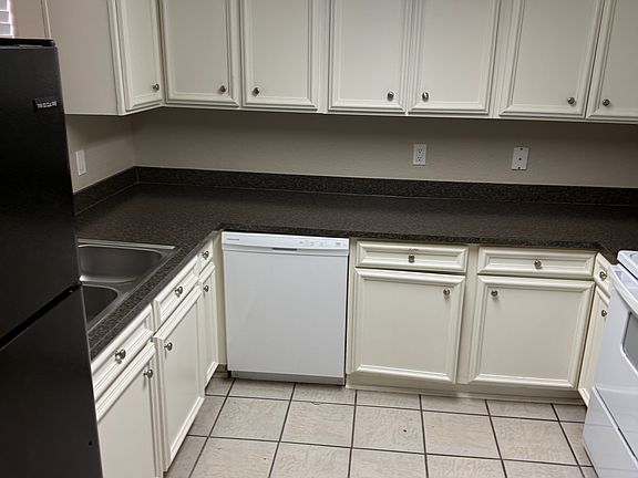 4th image of 825 Hardy Springs Cir APT B