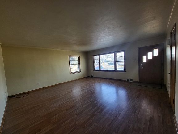 3rd image of 1505 E Elm St