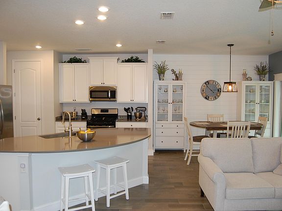 4th image of 154 Silver Creek Pl