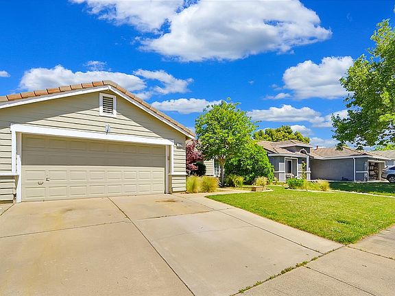 3rd image of 2653 Drummond Dr