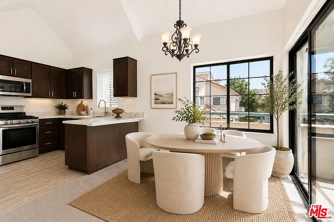 2 bed, 2.0 bath, 1089 sqft, $3,200 — Photo 2