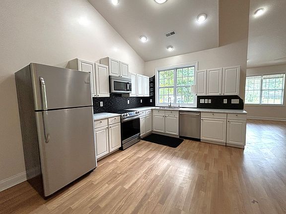 5th image of 404 Candlewood Dr