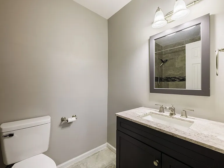 Bathroom (upstairs)
