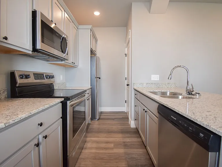 772 S Locust Ave — Photo 5