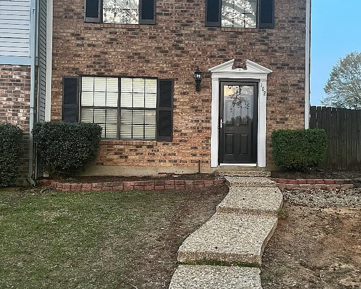 102 Wellington Pl — Photo 1