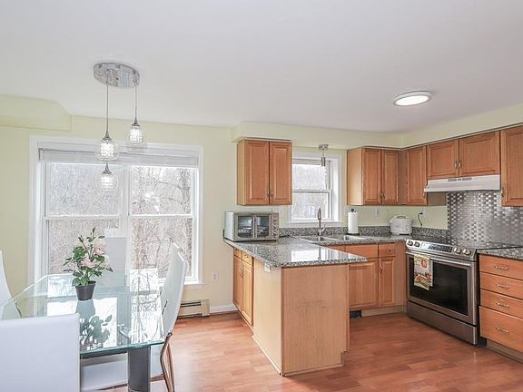 4th image of 417 Essex St
