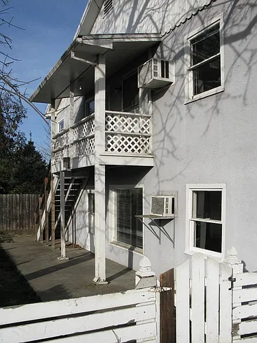 831 Niantic St Photo 1
