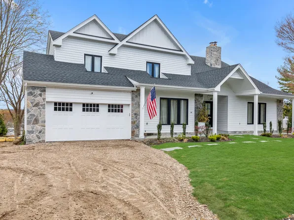 14 Harbor Crest Ct, Halesite, NY 11743