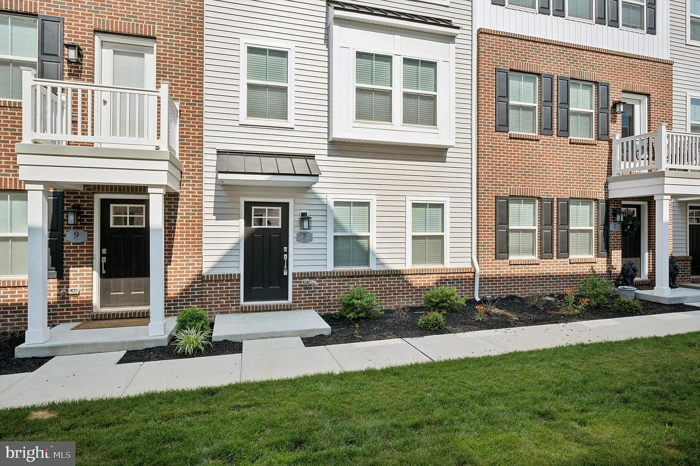 3 bed, 5.0 bath, 2400 sqft, $3,500 — Photo 2