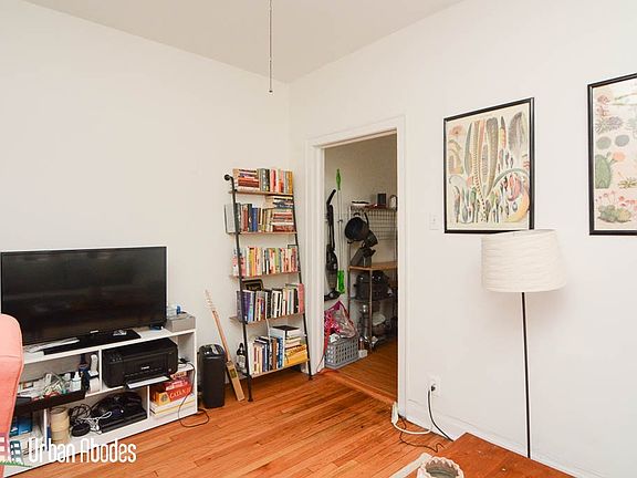 4th image of 1933 W Crystal St #2AC