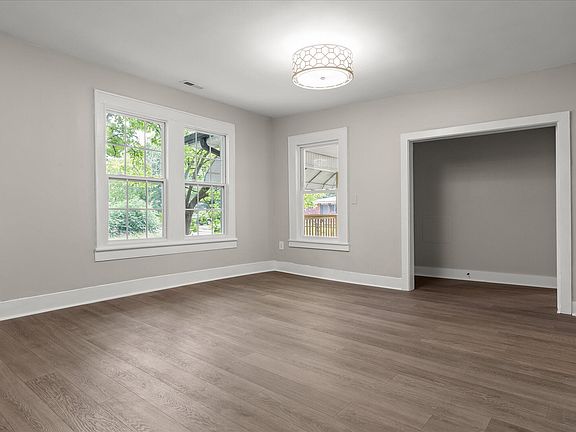 3rd image of 1009 N Hawthorne St