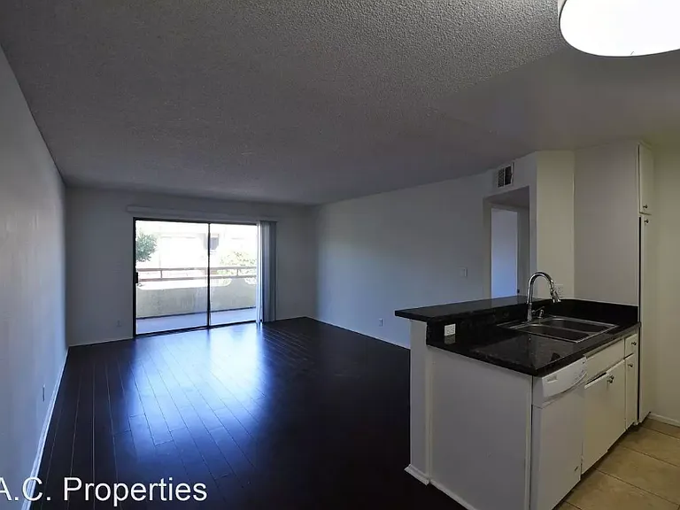 11760 Hamlin St — Photo 8