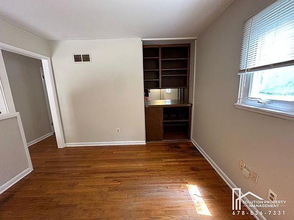 5th image of 1323 Hilton Dr