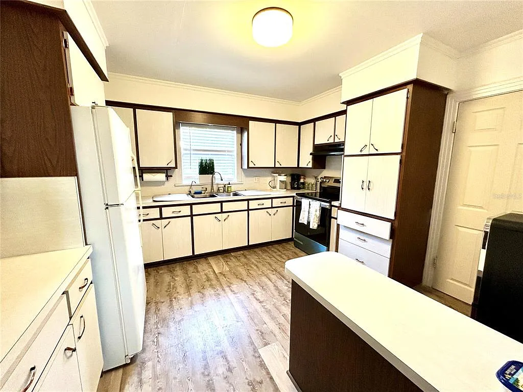 3 bed, 1.0 bath, 1160 sqft, $3,250 — Photo 4