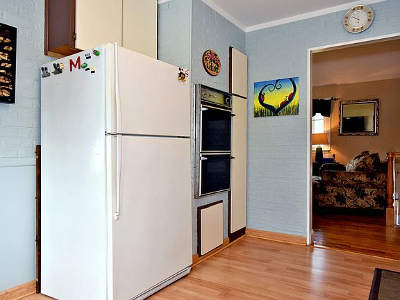 3rd image of 81 Ellensue Dr
