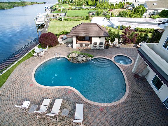 5th image of 27 Oak Neck Ln
