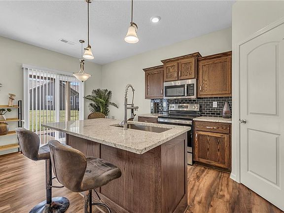 4th image of 407 NE Poplar Ct