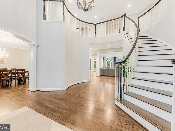 3rd image of 7814 Crownhurst Ct