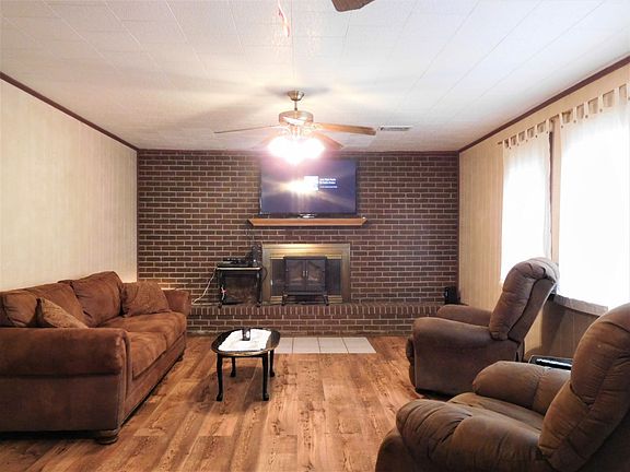 3rd image of 121 Lynette Dr