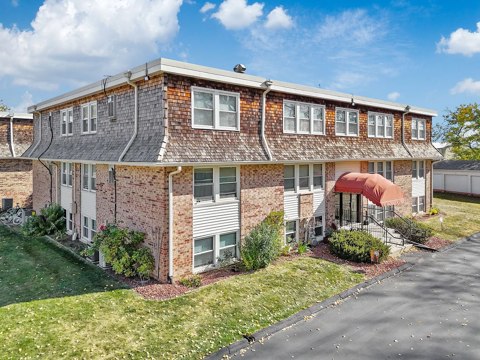 Windsor Chateau - Move in special- FREE GARGAE! — Photo 4