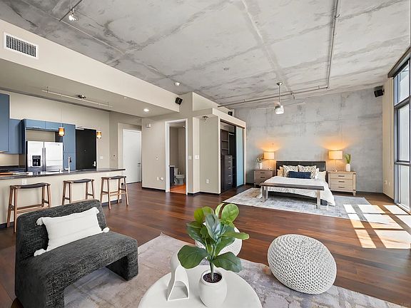 2nd image of 527 10th Ave Unit 302