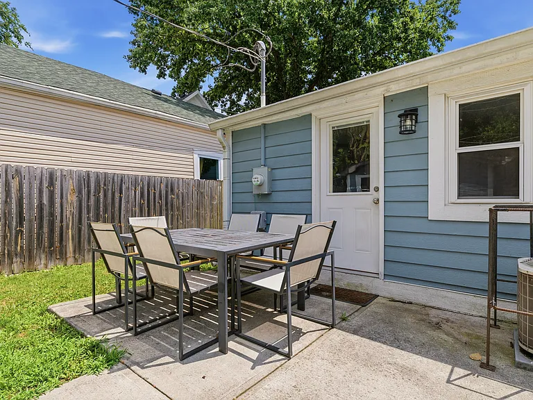 1330 Lexington Ave — Photo 21