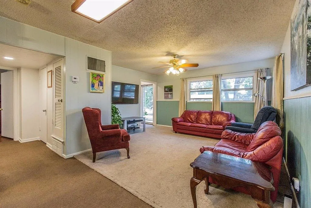 5 bed, 2.0 bath, 2108 sqft, $2,100 — Photo 3