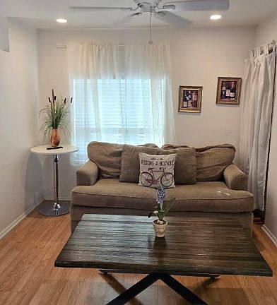 2nd image of 712 E Pierce St APT 4