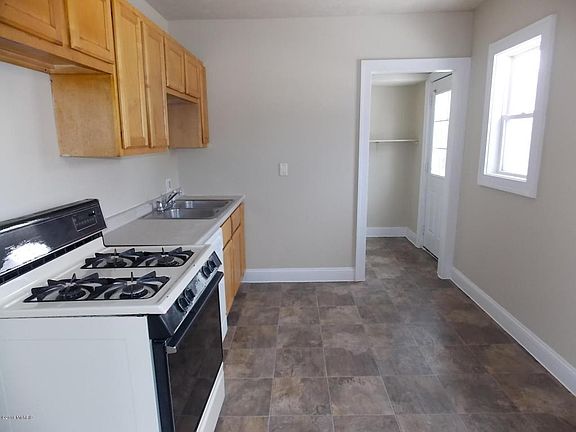5th image of 827 Kensington Ave SW