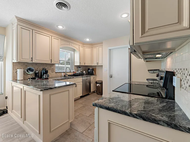 116 Royal Palm Ave — Photo 7