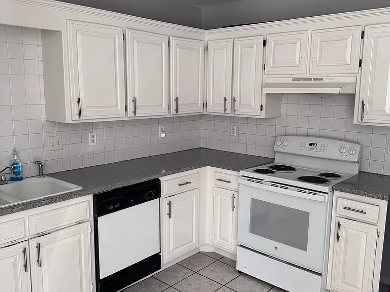 1316 E Rachel Ln — Photo 2