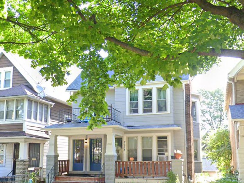 2 bedroom lower unit for rent. Living room dining room, 2 spacious bedrooms. Hardwood floors, natural fireplace, large front porch.
Garage parking included, washer and dryer