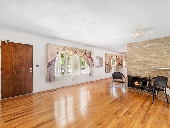 5th image of 310 Brookside Dr